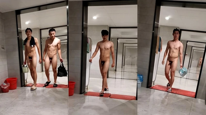 Chinese men are naked in a public bath