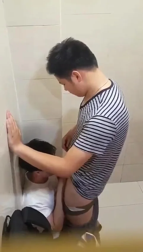 cho Gay bú cu trong nhà vệ sinh